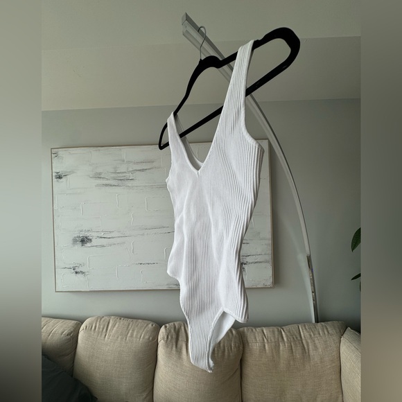 WHITE BODYSUIT - SIZE SMALL. TAGS REMOVED BUT NEVER WORN - Picture 7 of 7
